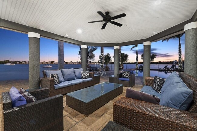 Building Photo - 2785 Bayside Dr S