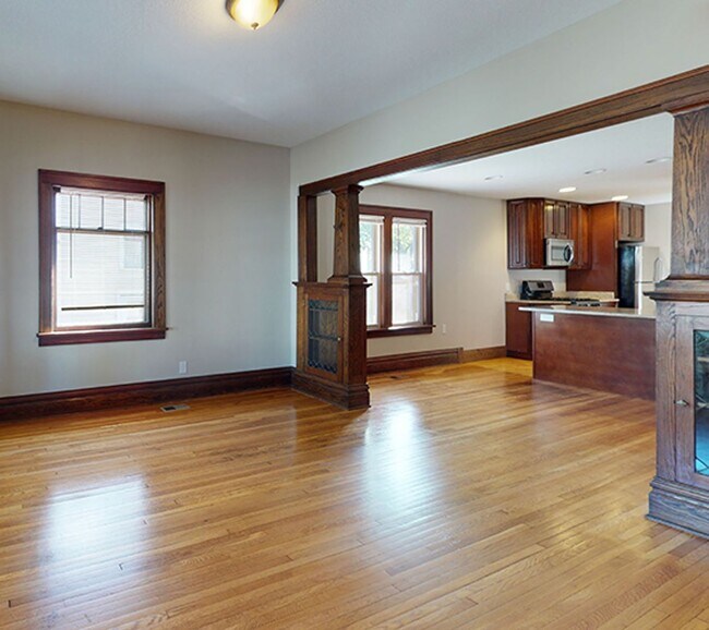 Building Photo - Updated 5 Bedroom House Close to U of M Ca...