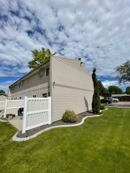 Building Photo - 825 S Cole Rd