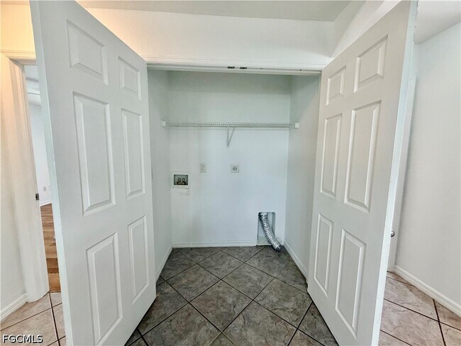 Building Photo - 109 NE 16th Pl