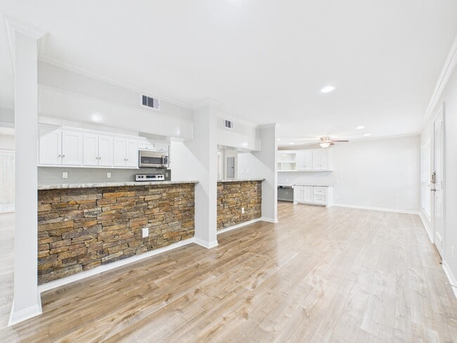 Building Photo - 5333 Richmond Ave.