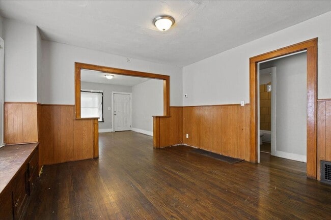 Building Photo - 2 Bed 1 Bath
