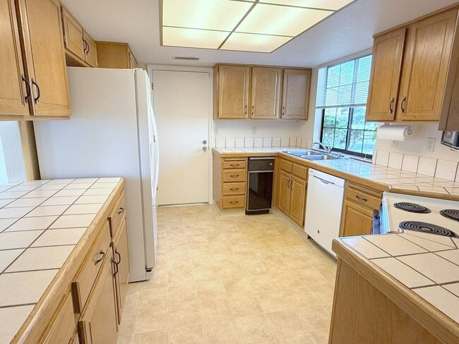 Building Photo - Awesome Location Close to Downtown Pleasanton Main St ! Detached One Story Home ! New Paint ! New...