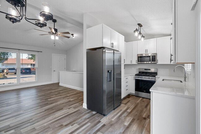 Building Photo - Luxury Remodeled 3Bed/2Bath w/ Finished Ba...