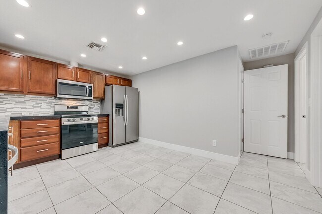 Building Photo - 2318 N Bassler St