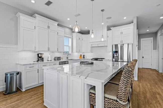 Building Photo - 14324 Front Beach Rd