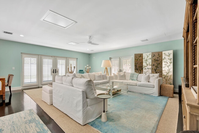 Building Photo - 136 Worth Ct S