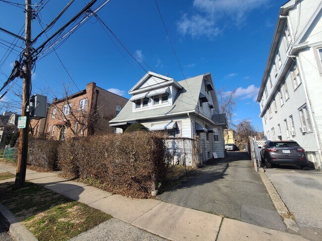 Building Photo - 443 Main St