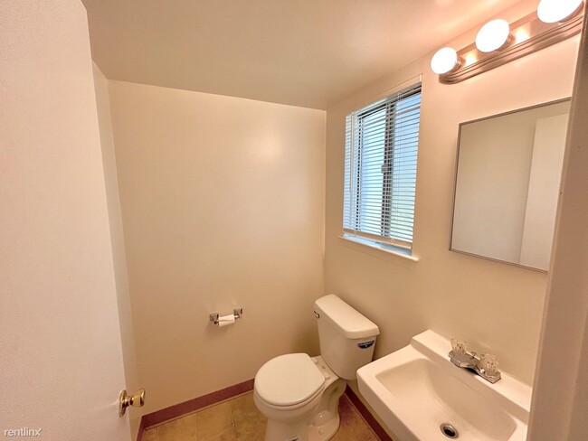 Building Photo - 3 br, 1.5 bath House - 23222 Marmon Ave 23...