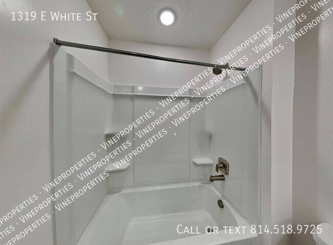 Building Photo - 1319 E White St