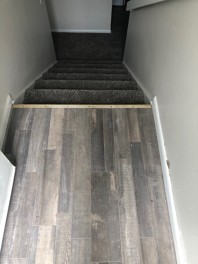 Building Photo - 3 Bedroom, 1 Bathroom Unit in Duplex for Rent