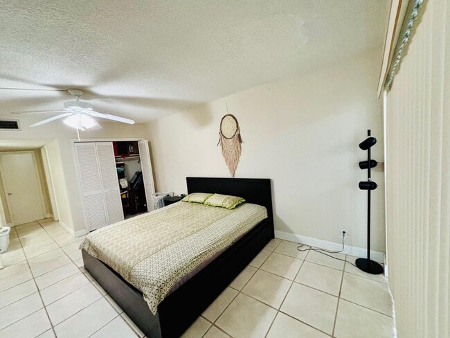Building Photo - 2900 N Palm Aire Dr