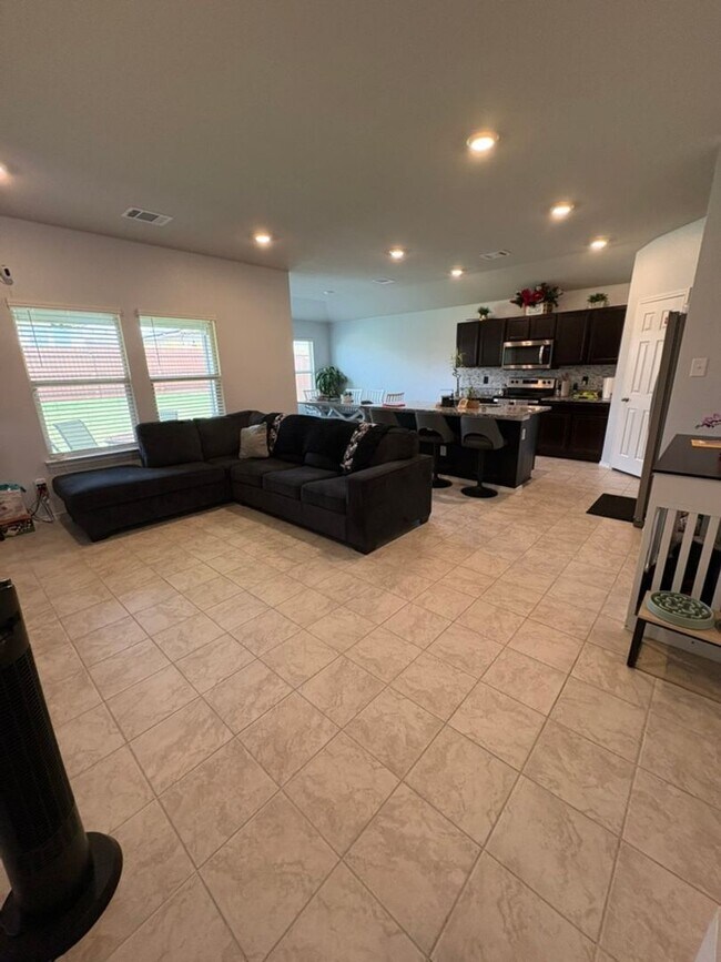 Building Photo - 4 Bedroom 2 Bath in Mesa Verde