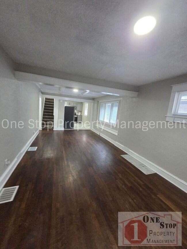 Building Photo - Beautiful 5 Bedroom 2 Bathroom in Kansas City!