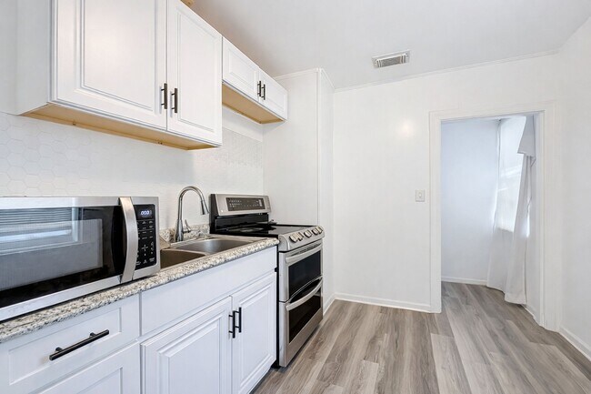 Building Photo - 842 W 31st St