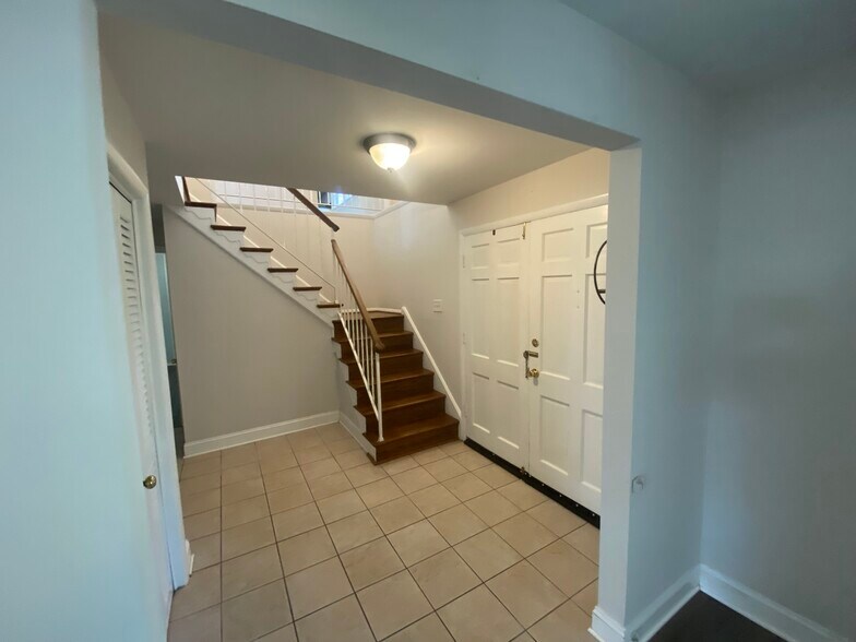 Entry way - 4616 Twinbrook Rd