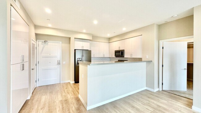 Building Photo - Live the Coastal Life- 2BR/2BA Condo Just ...