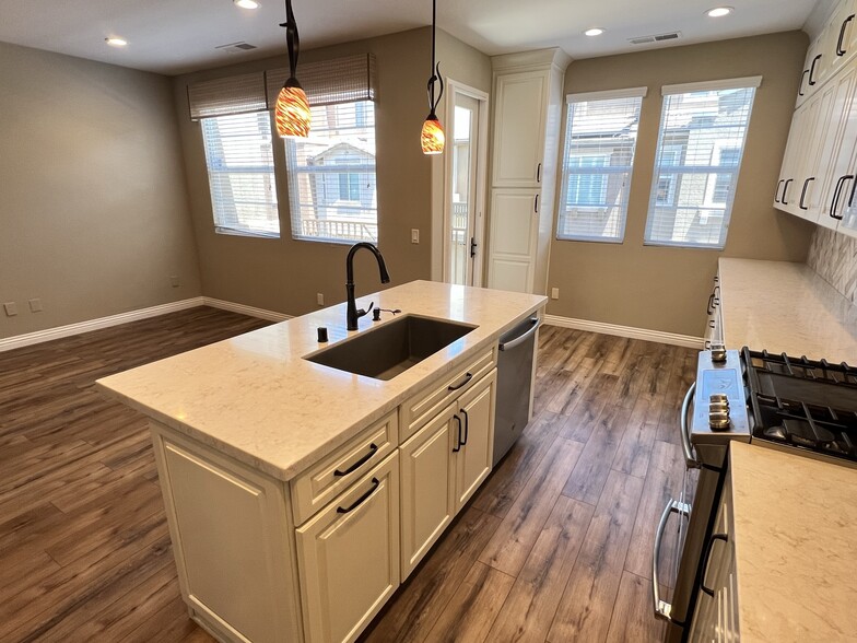 Custom Kitchen - 9931 Leavesly Trl