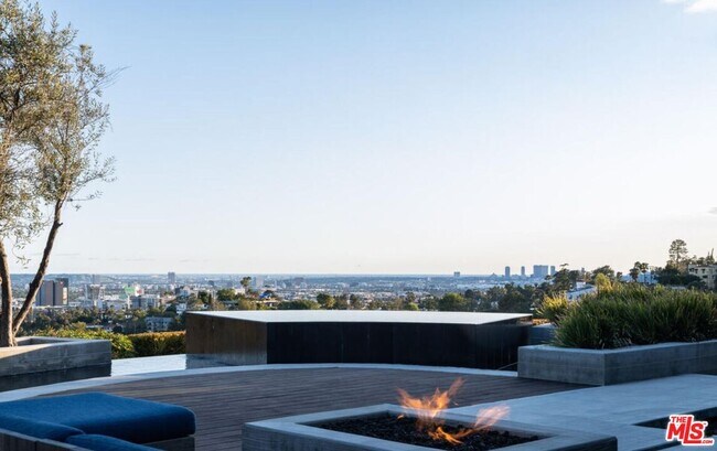 Building Photo - 2532 Canyon Oak Dr