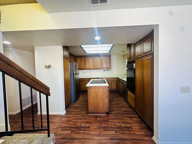 Building Photo - 1314 W Apricot Ave