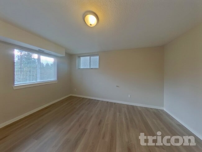 Building Photo - 2525 W 10th St