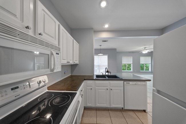 Building Photo - 2 Bedroom Condo in a Gated Community Near LSU
