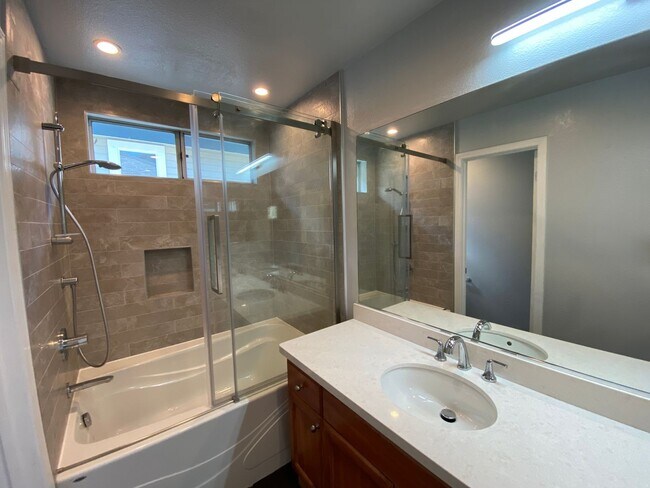 Building Photo - ALMADEN LAKE - Updated townhome with centr...