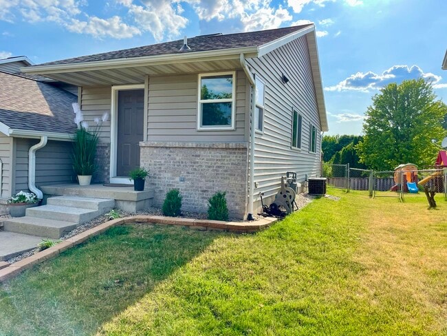 Building Photo - 3016 Maple Valley Dr