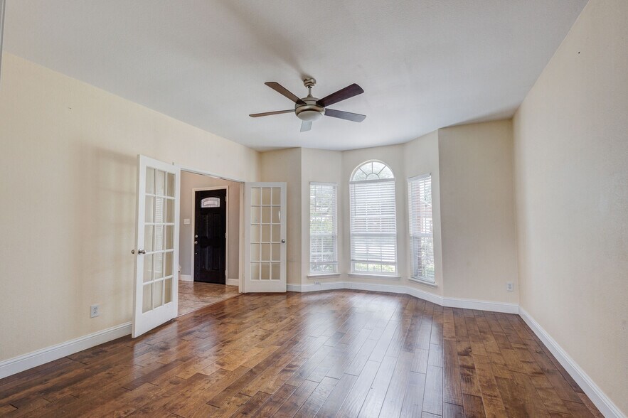 Building Photo - 6107 Lakecrest Dr