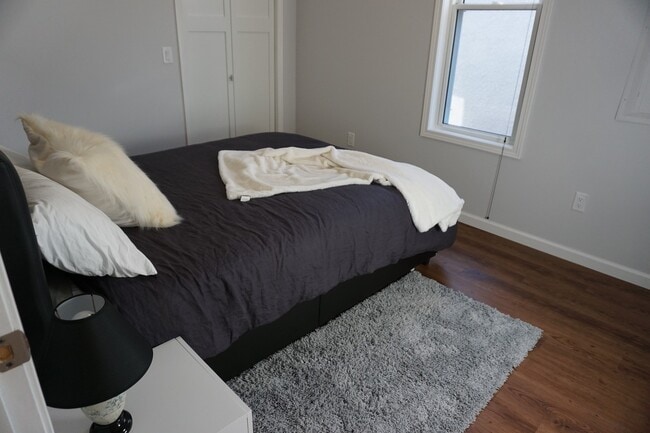Building Photo - New modern 2 bed / 1 bath with fenced yard...