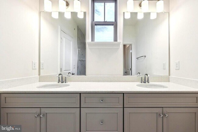 Building Photo - 46007 Woodpecker Sq