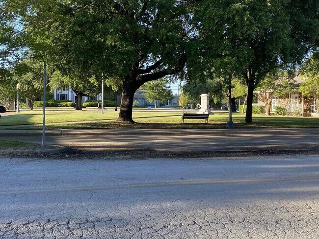 Building Photo - 300-306 East Main Street