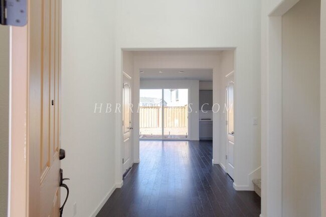Building Photo - TRACY HILLS - Four Bedroom Spectacular Home - Full Bed/Bath Located on 1st Floor