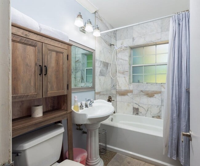 Building Photo - 145 SE 3rd Ave