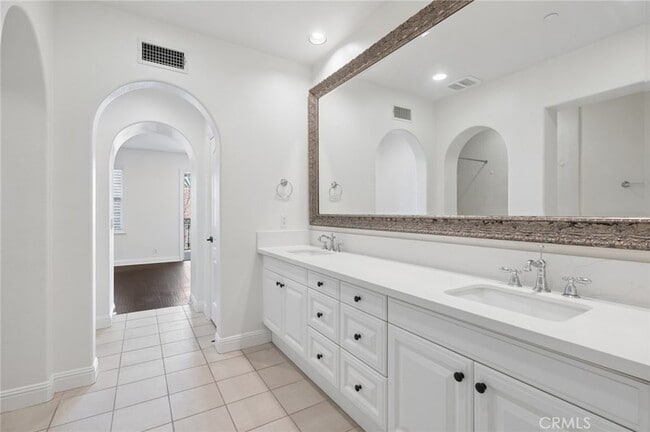 Building Photo - 67 Mandria