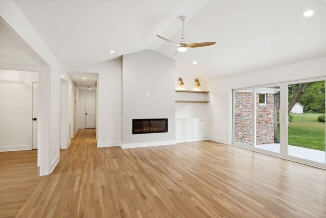 Building Photo - Completely renovated ranch 4BR/4BA ranch h...