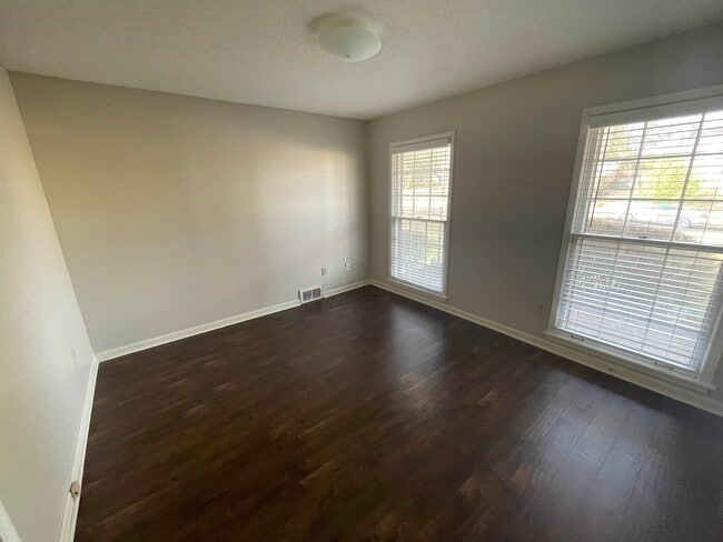 Building Photo - 2420 Stratfield Dr