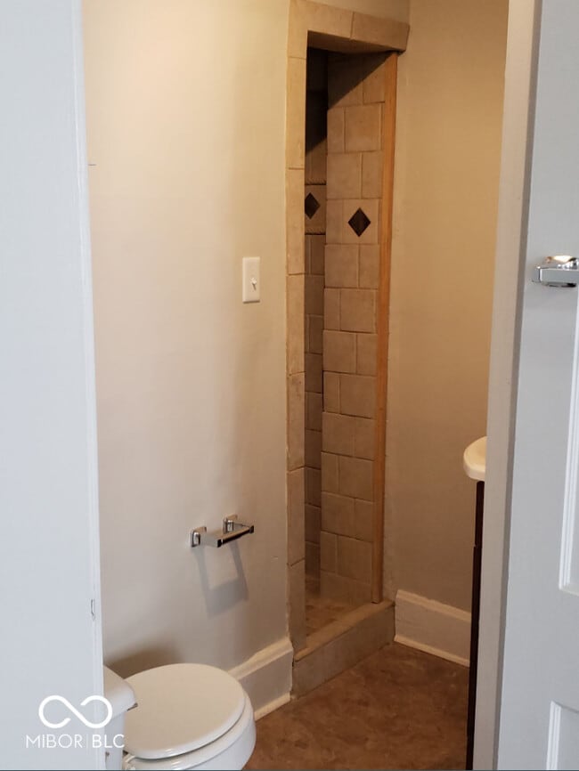 Building Photo - 125 E 17th St