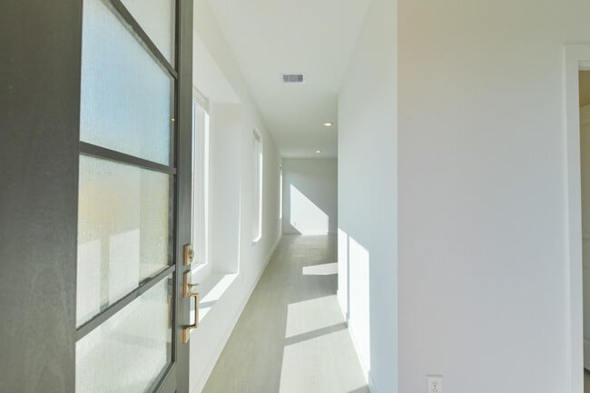 Building Photo - 5815 Linda Cv Ln