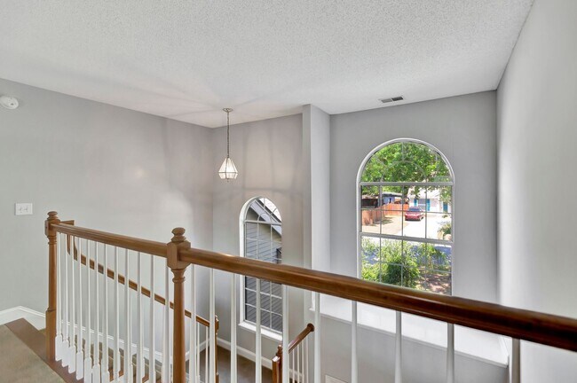 Building Photo - Charming Charleston National Home