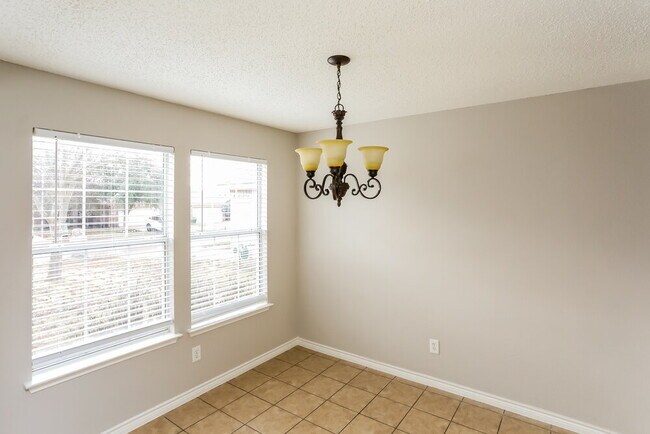 Building Photo - 1009 Chelsea Ln