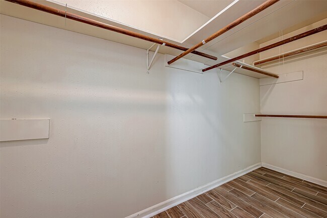 Building Photo - 1490 Hunters Park Dr