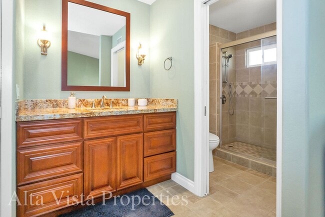 Building Photo - Beautiful Dual Master bedroom Townhome in ...