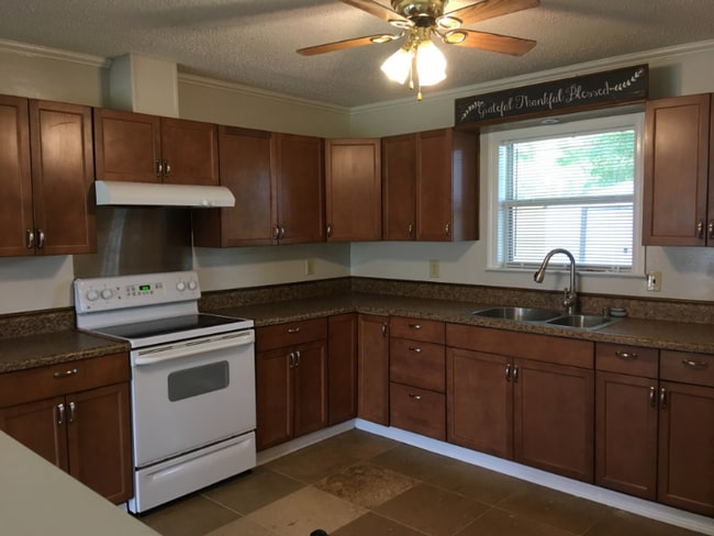 Building Photo - 659 Meadow Dr