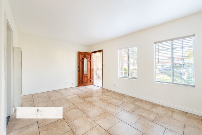 Building Photo - Prime Location Apartment with Remodeled Ki...