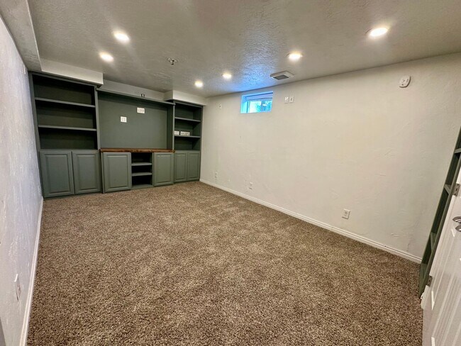 Building Photo - A &amp; E 3rd W Duplex