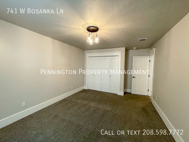 Building Photo - 741 W Bosanka Ln