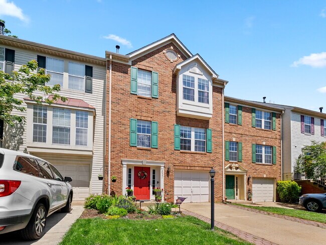 Building Photo - Elegant Colonial Townhome Living in Histor...