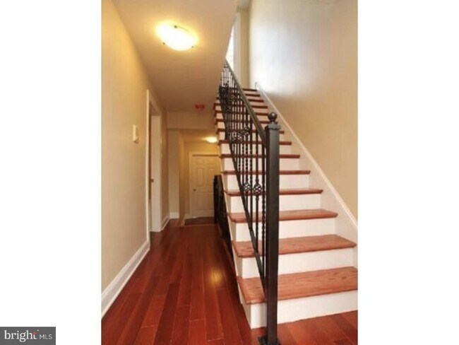 Building Photo - 2343 Catharine St