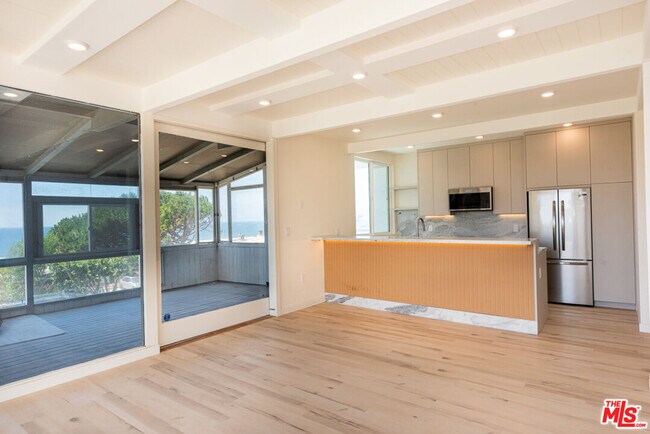 Building Photo - 7273 Birdview Ave